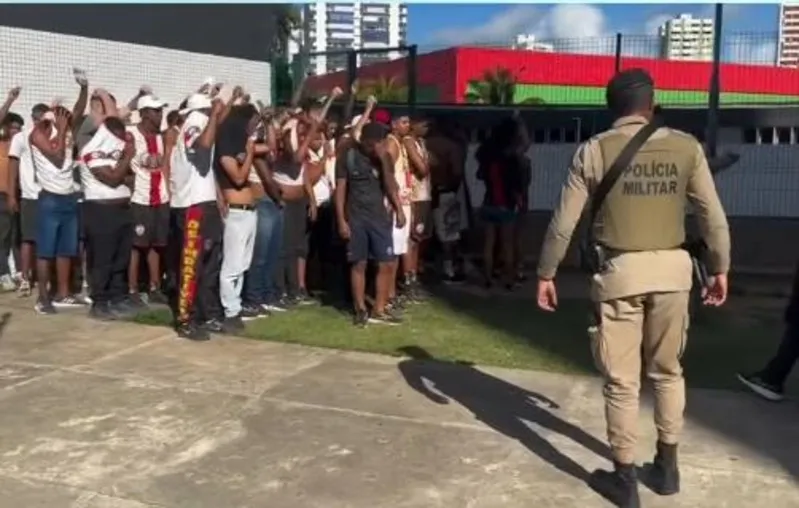 Violência antes do clássico Ba-Vi deixa um torcedor morto, ônibus depredados e dezenas de detidos em Salvador