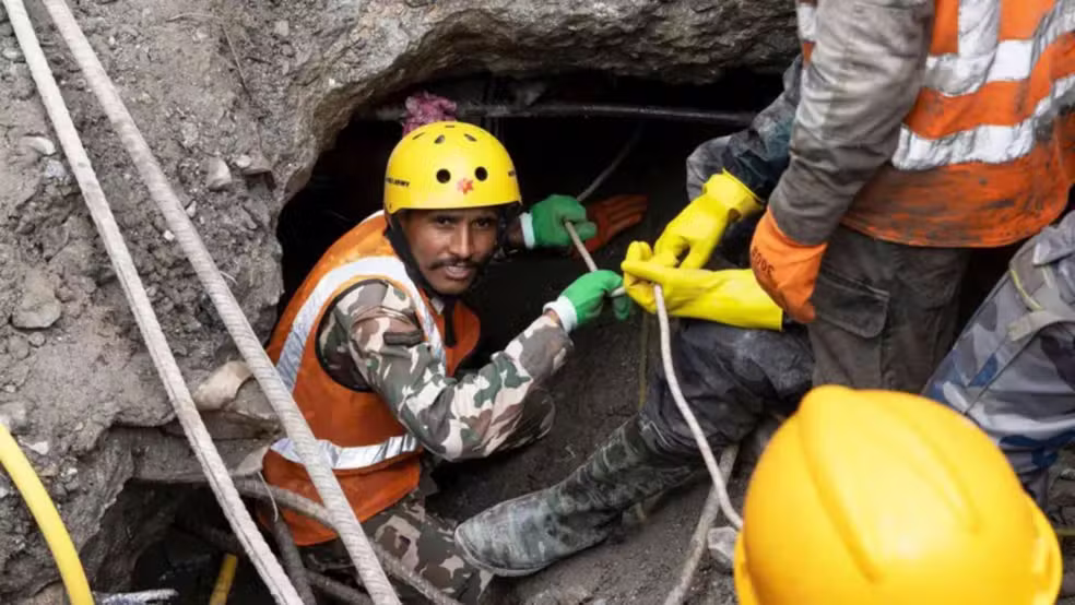 Nepal resgata dois trabalhadores de túnel soterrado nove dias após tragédia com mais de 1,3 mil mortos