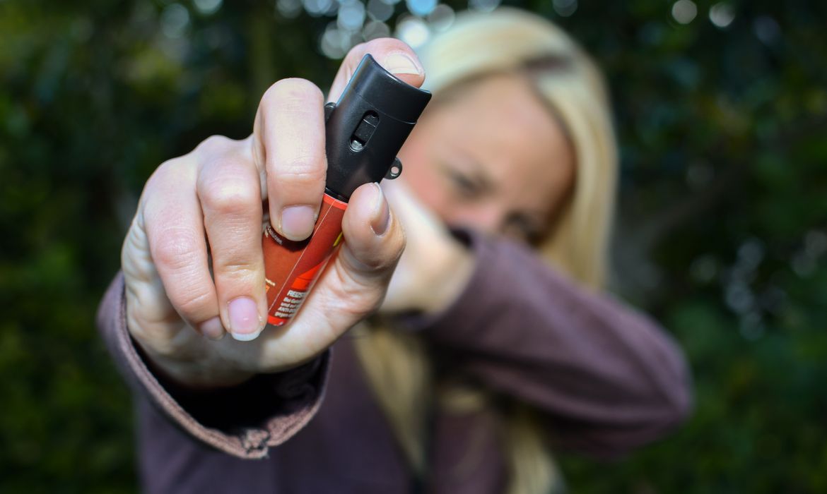 Projeto que Libera Spray de Pimenta para Mulheres Avança, mas Promotora Alerta para "Populismo Penal" e Riscos Jurídicos