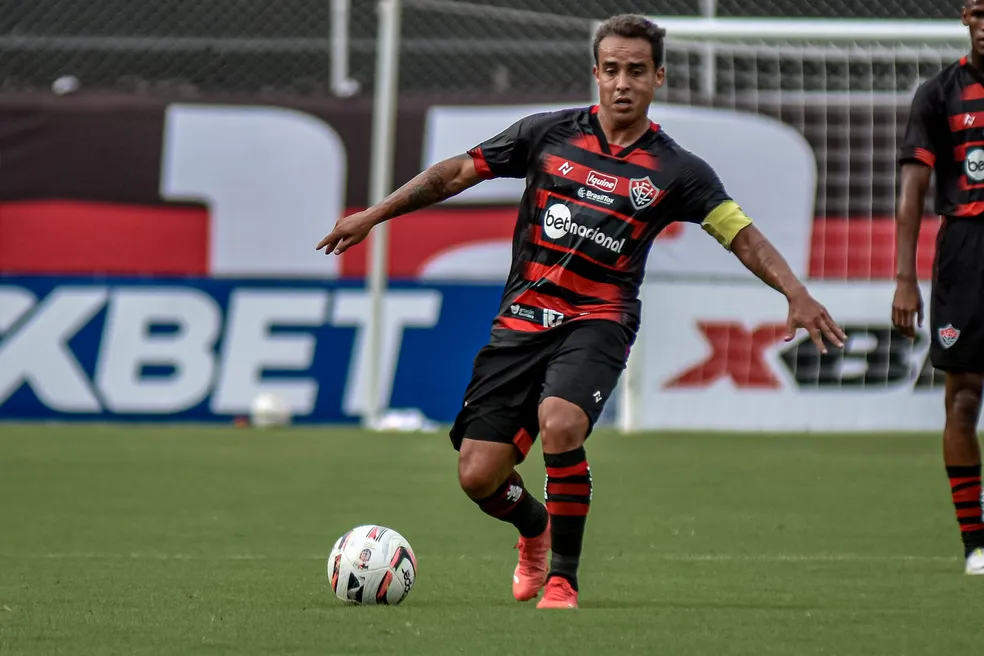 Ex-jogador Jadson é preso por suspeita de violência doméstica no Paraná
