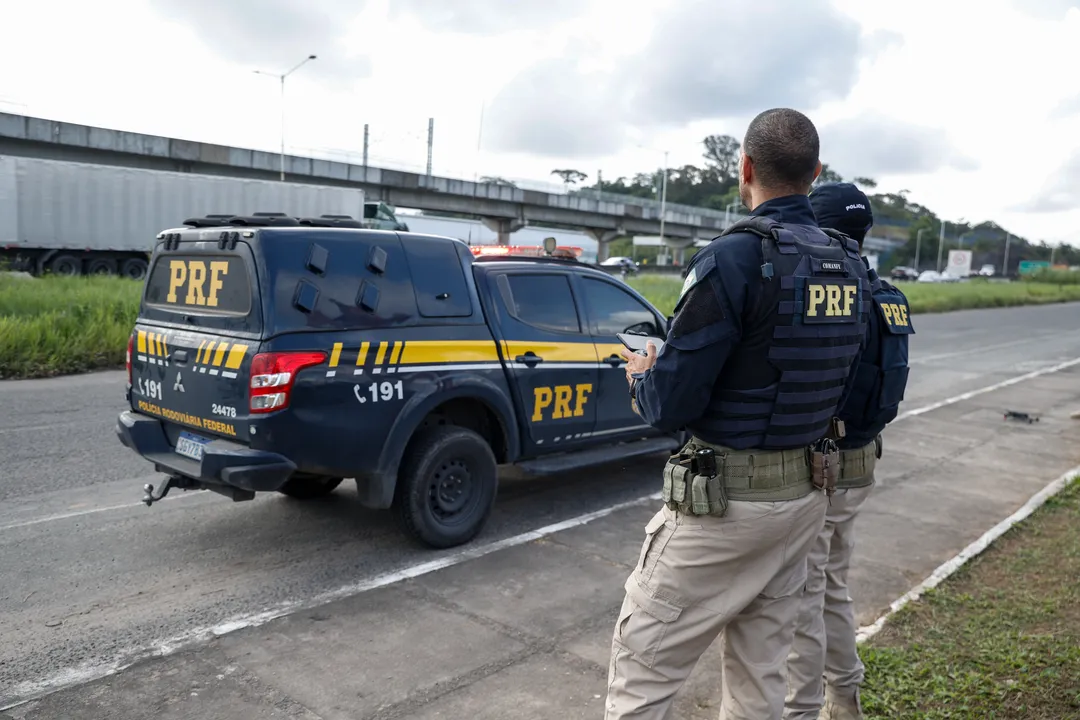Colisão frontal entre carro e ônibus deixa motorista de 69 anos morto na BR-116, na Bahia